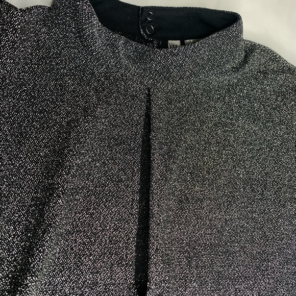 Low-Cut Short Top Black Glittery Long Sleeves. - Picture 6 of 8